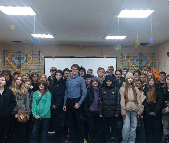 How the IT community inspires young people: a meeting of teenagers with Dmytro Yakovlev